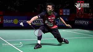 Ihsan Maulana Mustofa (PB Djarum Kudus) menyambut pengembalian.