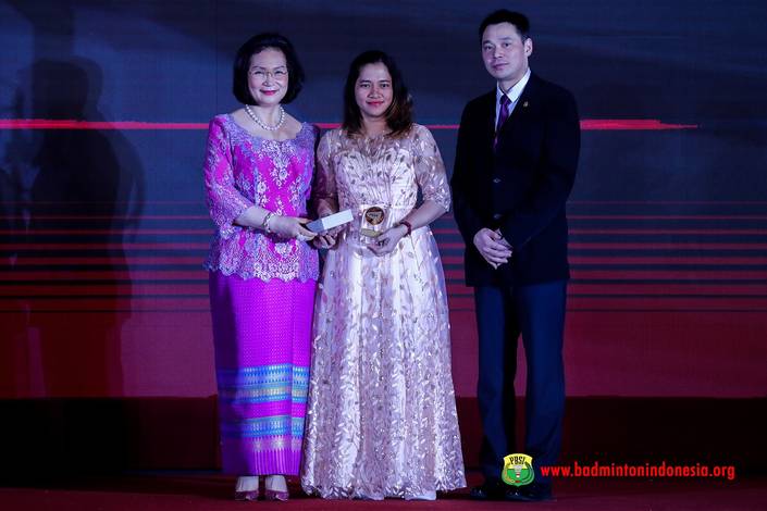 Presiden Asosiasi Bulutangkis Thailand (BAT) sekaligus Wakil Presiden BWF, Khunying Patama Leeswadtrakul (kiri) bersama Leani Ratri Oktila (tengah).