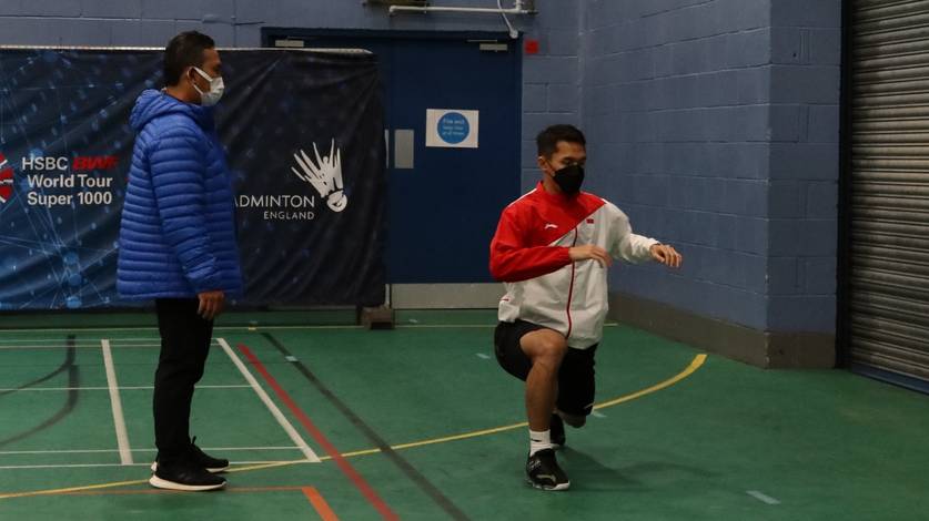 Tunggal putra Indonesia, Jonatan Christie (kanan) saat menjalani pemanasan sebelum memulai latihan. (Foto: PP PBSI)