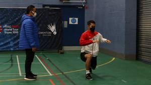 Tunggal putra Indonesia, Jonatan Christie (kanan) saat menjalani pemanasan sebelum memulai latihan. (Foto: PP PBSI)