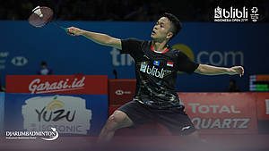 Anthony Sinisuka Ginting (Indonesia) mengembalikan shuttlecock.