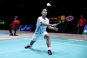 Anthony Sinisuka Ginting (Indonesia) bersiap menyambut pengembalian.