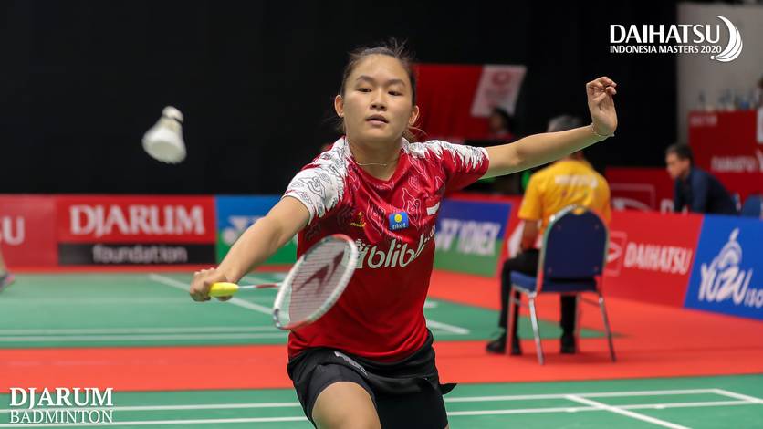 Ruselli Hartawan (Indonesia) mengembalikan shuttlecock.