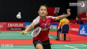 Ruselli Hartawan (Indonesia) mengembalikan shuttlecock.