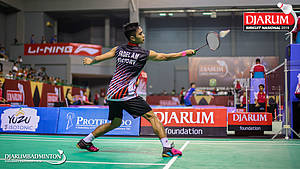 Andi Fadel Muhammad (PB Victory Bogor) mengembalikan shuttlecock.