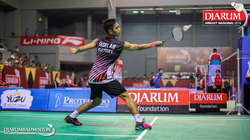 Andi Fadel Muhammad (PB Victory Bogor) mengembalikan shuttlecock.