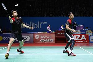 Hendra Setiawan/Mohammad Ahsan (Indonesia) menyambut pengembalian.