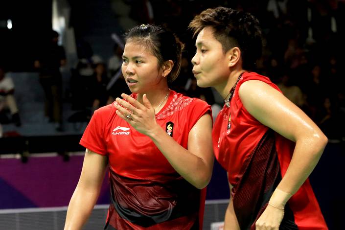 Greysia Polli/Apriyani Rahayu menyusun strategi di lapangan.