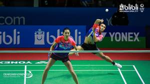 Hafiz Faizal/Gloria Emanuelle Widjaja (Indonesia) melepaskan serangan.