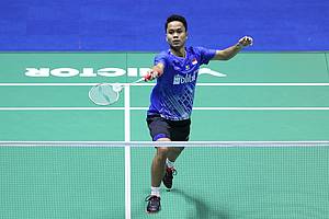 Anthony Sinisuka Ginting (Indonesia) menyambut pengembalian.