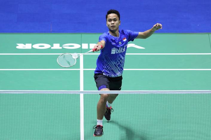 Anthony Sinisuka Ginting (Indonesia) menyambut pengembalian.