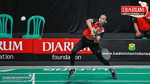 Dinar Dyah Ayustine (PB Djarum Kudus) mengembalikan shuttlecock.