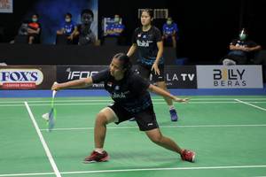 Jesita Putri Miantoro/Lanny Tria Mayasari (tim Garuda) mengembalikan shuttlecock.