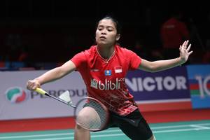 Gregoria Mariska Tunjung (Indonesia) menyambut pengembalian.