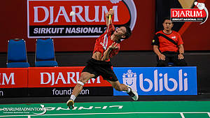 Krishna Adi Nugraha (PB Jaya Raya) melepaskan serangan.