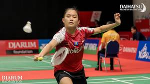 Ruselli Hartawan (Indonesia) mengembalikan shuttlecock.