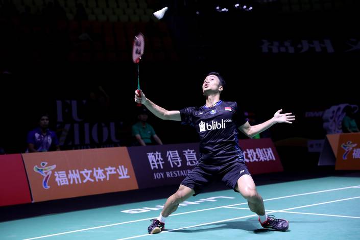 Anthony Sinisuka Ginting mengembalikan shuttlecock.