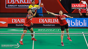 Amri Syahnawi/Pia Zebadiah Bernadet (PB Jaya Raya) mengembalikan shuttlecock.