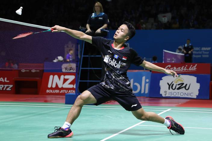 Anthony Sinisuka Ginting (Indonesia) mengembalikan shuttlecock.