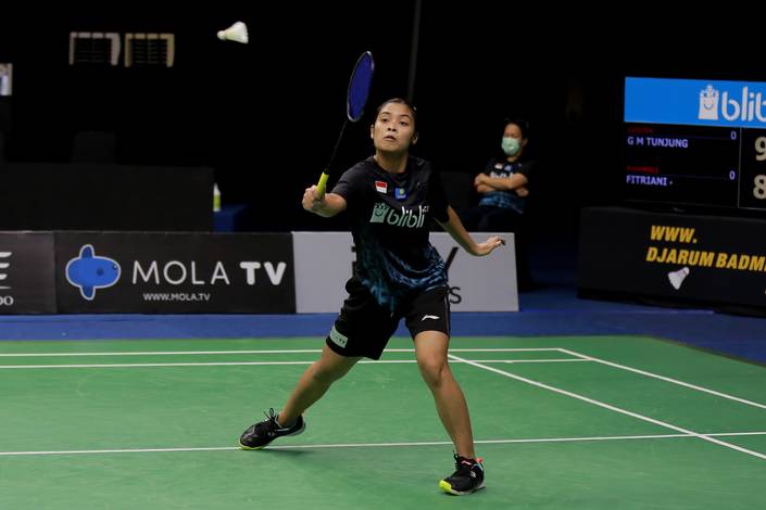 Gregoria Mariska Tunjung (tim Garuda) mengembalikan shuttlecock.