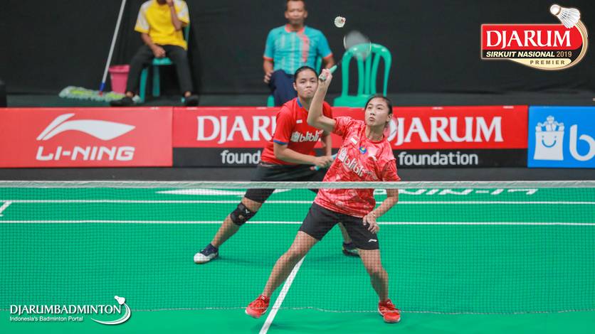 Febby Valencia Dwijayanti Gani/Rayhan Vania Salsabila (Pelatnas) bersiap menyambar pengembalian.