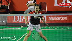 Ruzana (PB Djarum) menyambut pengembalian.