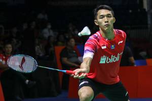 Jonatan Christie (Indonesia) bersiap menyambut pengembalian.