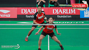 Dejan Ferdinansyah/Serena Kani (PB Djarum Kudus) mengembalikan shuttlecock.