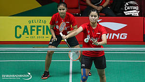 Salli Lin/Sang Ayu Putu Kharisma Maharani (Blibli.com) melepaskan servis.