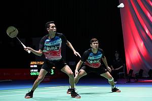 Wahyu Nayaka Arya Pankaryanira/Ade Yusuf Santoso (Indonesia) bersiap menyambut pengembalian.