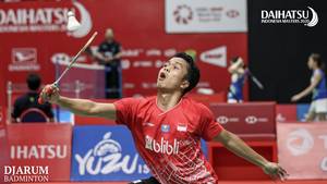 Anthony Sinisuka Ginting (Indonesia) mengembalikan shuttlecock.