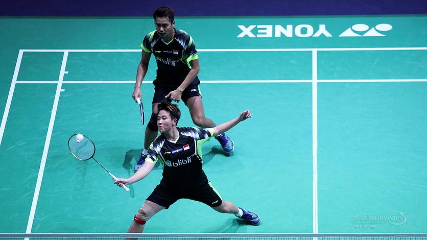 Tontowi Ahmad/Liliyana Natsir mengembalikan shuttlecock.