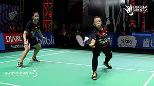 Febriana Dwipuji Kusuma/Ribka Sugiarto (PB Djarum Kudus) menyambut pengembalian.