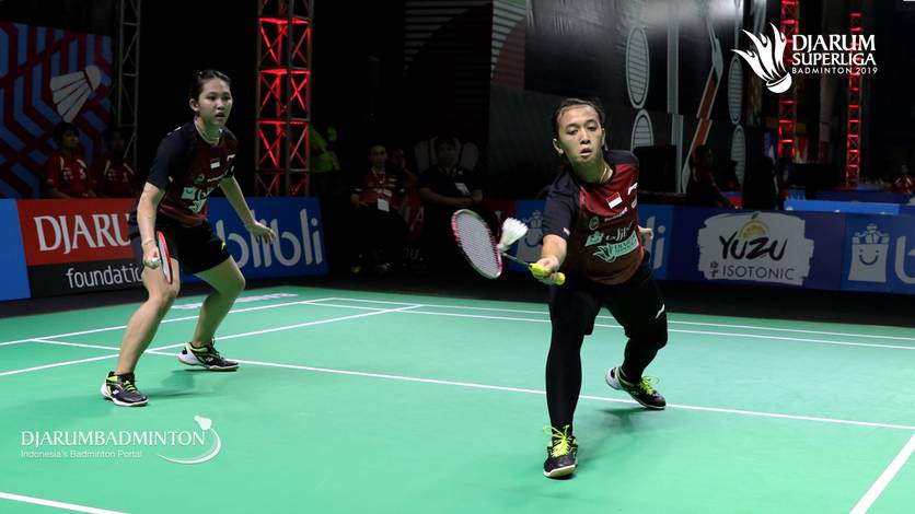 Febriana Dwipuji Kusuma/Ribka Sugiarto (PB Djarum Kudus) menyambut pengembalian.