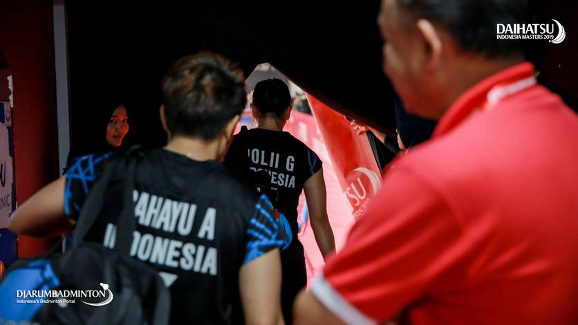 Greysia Polii/Apriyani Rahayu berjalan memasuki arena pertandingan.