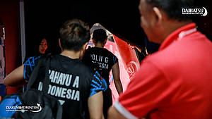 Greysia Polii/Apriyani Rahayu berjalan memasuki arena pertandingan.