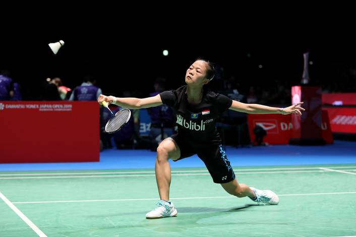 Fitriani (Indonesia) mengembalikan shuttlecock.