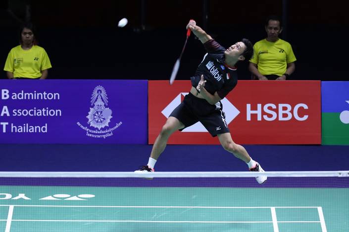 Shesar Hiren Rhustavito (Indonesia) melepaskan serangan.