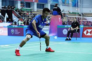 Christian Adinata (Indonesia) bersiap menghadang serangan.