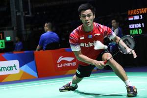 Shesar Hiren Rhustavito (Indonesia) bersiap menghadang serangan.