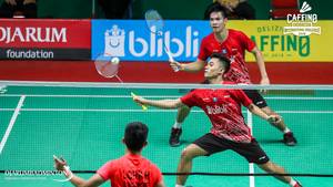 Daniel Marthin/Leo Rolly Carnando (Indonesia) mengembalikan shuttlecock.