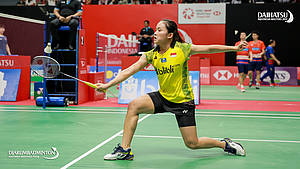 Ruselli Hartawan (Indonesia) mengembalikan shuttlecock.