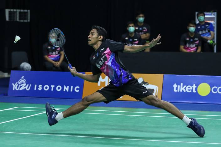 Chico Aura Dwi Wardoyo (Tim Harimau) berusaha menggapai pengembalian.