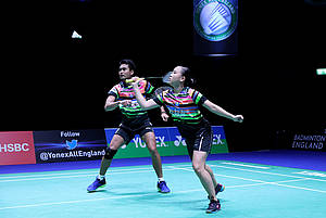 Tontowi Ahmad/Winny Oktavina Kandow (Indonesia) bersiap menyambut pengembalian.