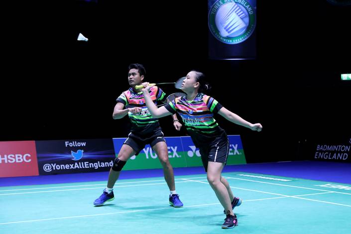 Tontowi Ahmad/Winny Oktavina Kandow (Indonesia) bersiap menyambut pengembalian.
