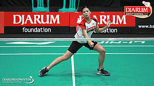 Alya Rahma Mulyani (PB Djarum Kudus) mengembalikan shuttlecock.