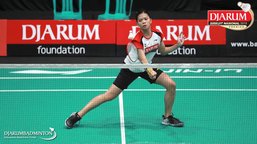 Alya Rahma Mulyani (PB Djarum Kudus) mengembalikan shuttlecock.