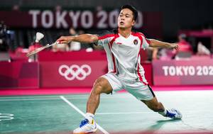 Anthony Sinisuka Ginting (Indonesia) mengembalikan shuttlecock. (Foto: BADMINTONPHOTO - Shi Tang)