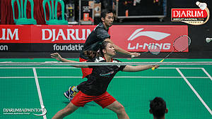 Rian Agung Saputro/Brigita Marcelia Rumambi (PB Berjat Abadi) mengembalikan shuttlecock.