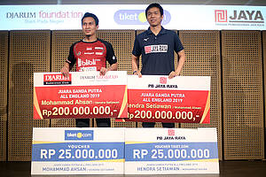 Hendra Setiawan/Mohammad Ahsan mendapatkan penghargaan juara All England 2019.